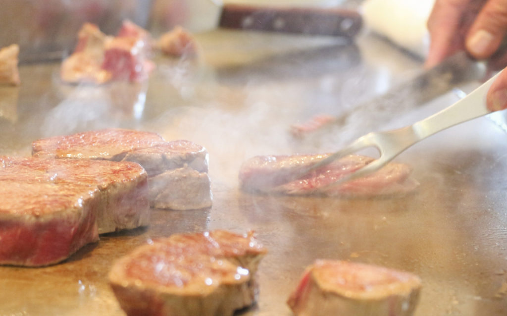 シェフが鉄板で焼く高級店のステーキってなぜ美味しいか知ってる？