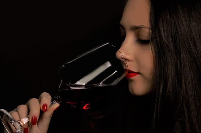 イタリアンワインを飲む美女